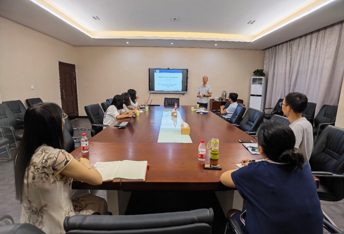 房间里的人中度可信度描述已自动生成