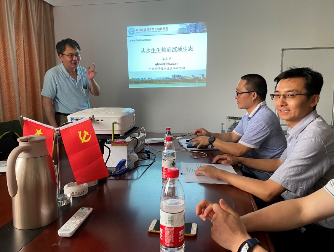 图片包含 人, 室内, 桌子, 男人描述已自动生成