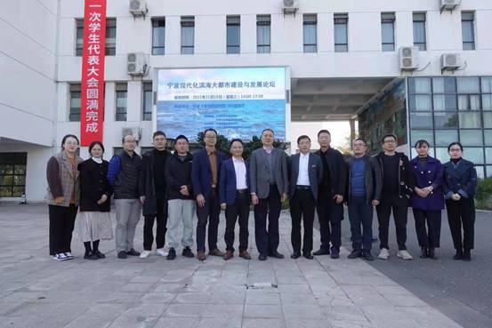 说明: 一群人站在建筑前描述已自动生成